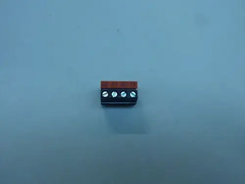 Buchsenleiste in kompakter Bauweise mit Anschlussklemmen, schwarz mit rotem Farbkodierungsteil. Produkt von Remeha zur sicheren elektrischen Verbindung.